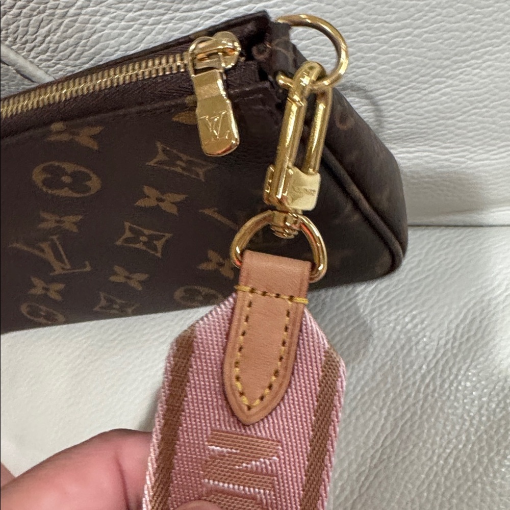 Authentic Multi Pochette Accessories with pink strap! 
In excellent condition! - Picture 8 of 17